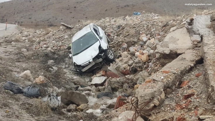 Kayalık alana savrulan araçta 5 kişi yaralandı