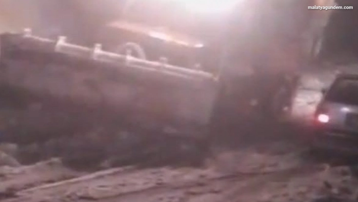 Malatya'da yoğun kar yağışı etkili oldu, çok sayıda araç yolda kaldı