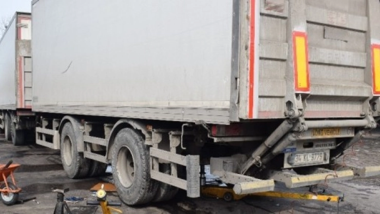 11 Tonluk Tır Dorsesinin Altında Kaldı