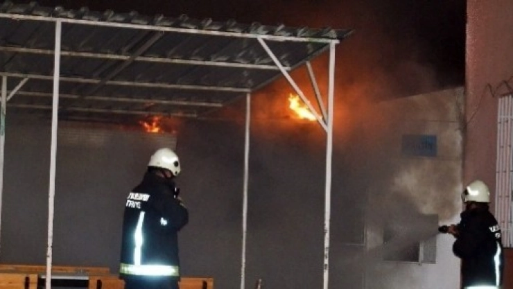 19 Yaşındaki Genç, Kendini De İş Yerlerini De Yaktı