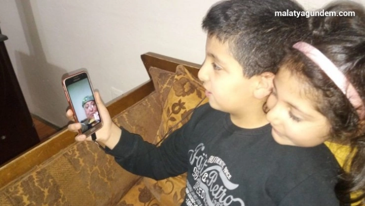 200 metre ilerideki dede ve nineleri ile telefonla hasret giderdiler