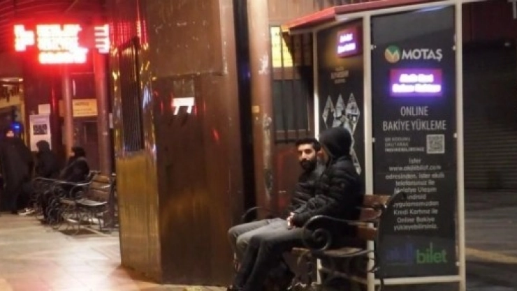 Vatandaşlar Geceyi Sokakta Geçirdi