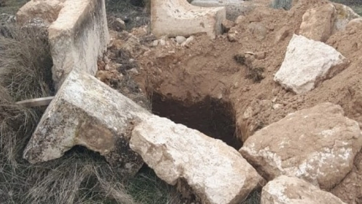 4 Mezar Kimliği Belirsiz Kişiler Tarafından Açıldı