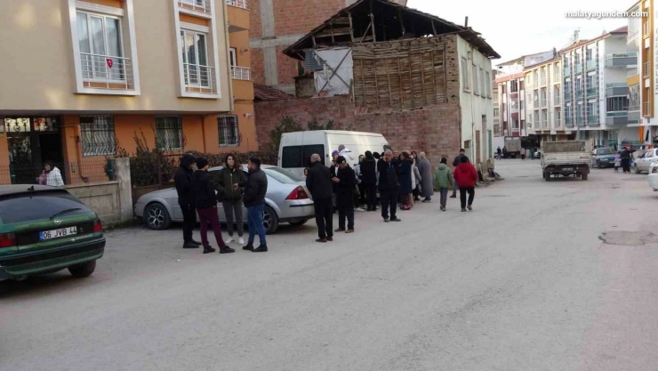 5.2'lik depremle sarsılan Malatyalılar sokaklara döküldü