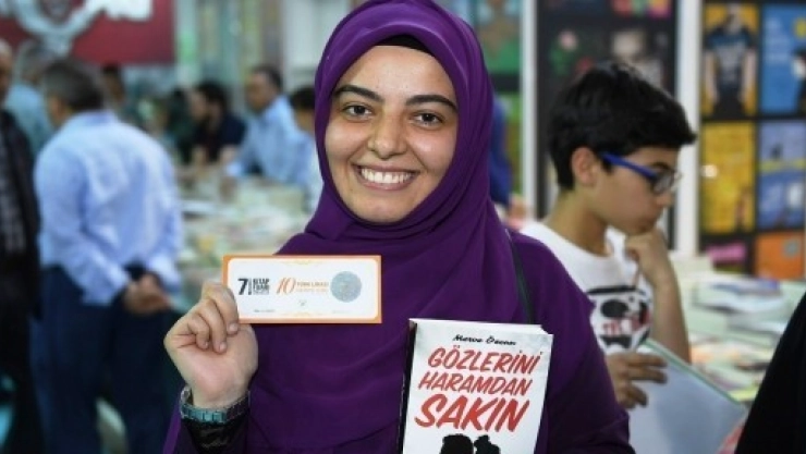 7 bin 500 Öğrenciye Kitap Fuarı Hediye Çeki