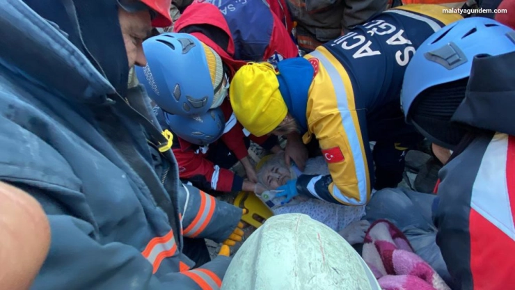 84 yaşındaki Fatma teyze 62 saat sonra enkazdan sağ çıkartıldı