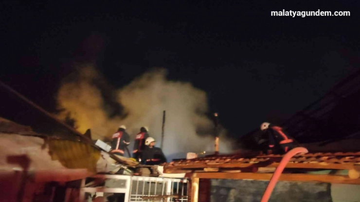 Ahır yangınında maddi hasar oluştu