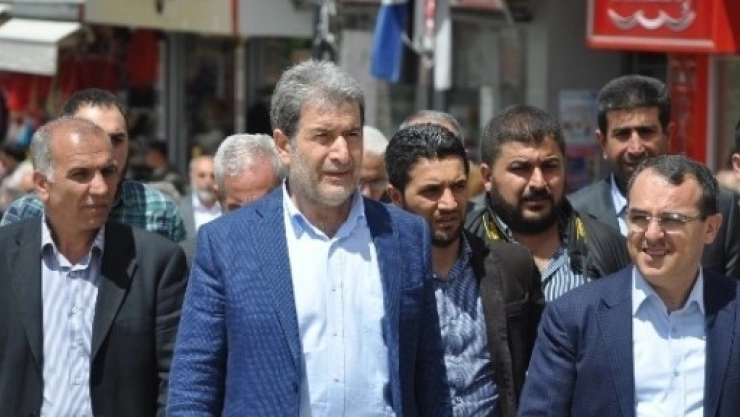 AK Parti Adayları Esnafları Ziyaret Etti