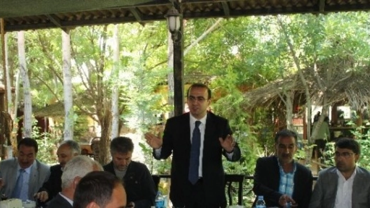  Özhan, 2002'yi İşaret Etti: