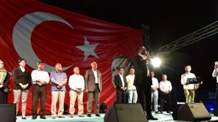 AK Parti ve CHP'liler Demokrasi Nöbetinde Bir Araya Geldi