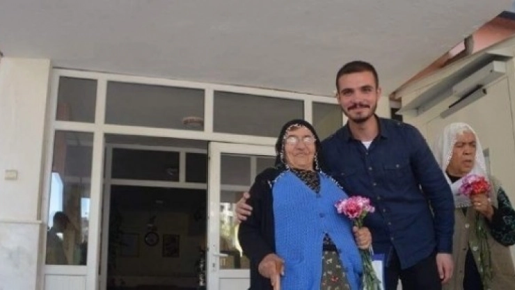 AK Partili Gençler, Huzurevini Ziyaret Etti