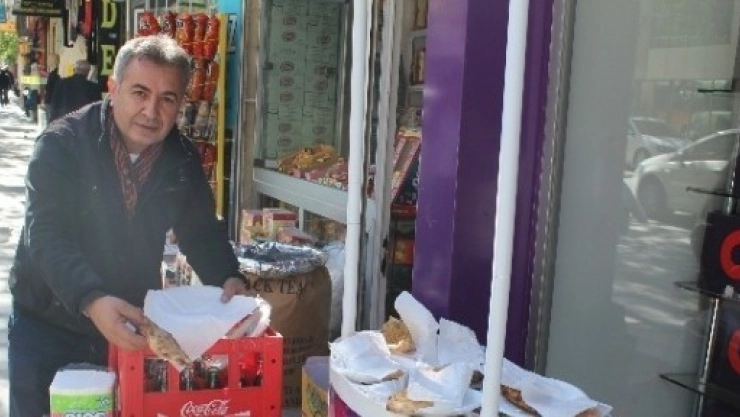 Seçim Zaferini Kavurmalı Pide Dağıtarak Kutladı
