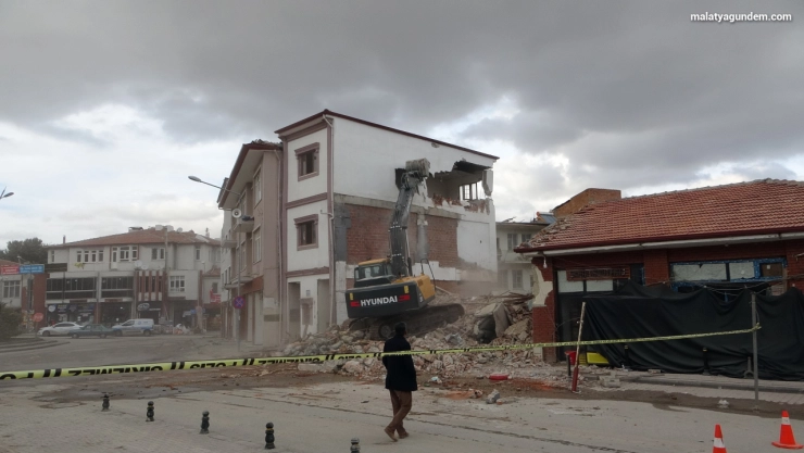 Akçadağ'da ağır hasarlı binaların yıkımlarında sona gelindi