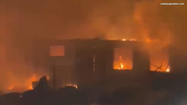 Akçadağ'da besi çiftliği ve odunlukta yangını