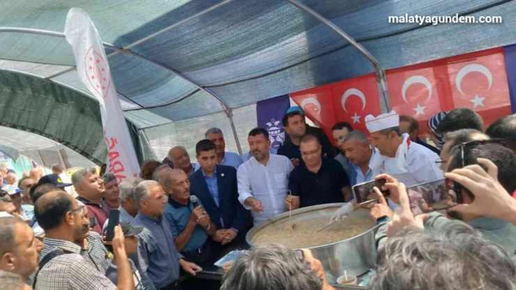 Akçadağ'da vatandaşlara aşure ikramı