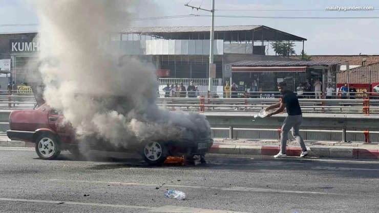 Alev alan otomobilini kendi çabasıyla söndürmeye çalıştı