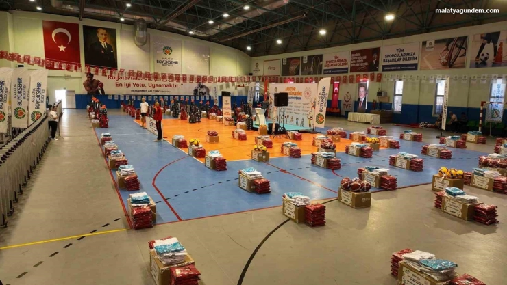 Amatör spor kulüplerine 10 Milyon TL değerinde malzeme desteği sağlandı