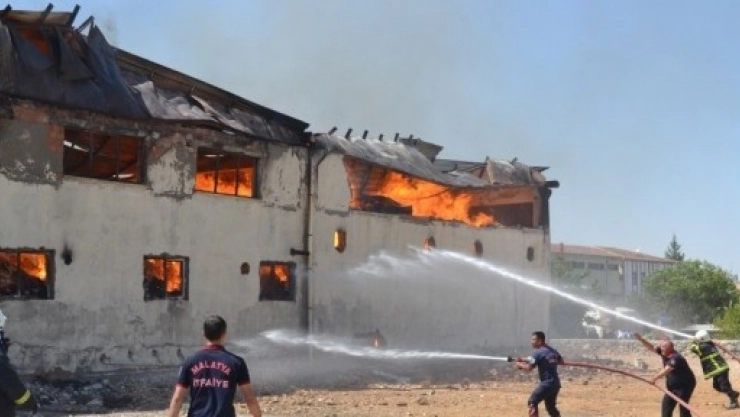 Ambalaj Fabrikası Alev Alev Yandı