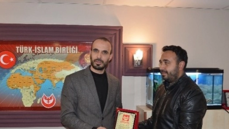 Anadolu Selçuklu Ocakları Genel Başkanı Ayetullah Geçen'den Basın Mensuplarına Plaket