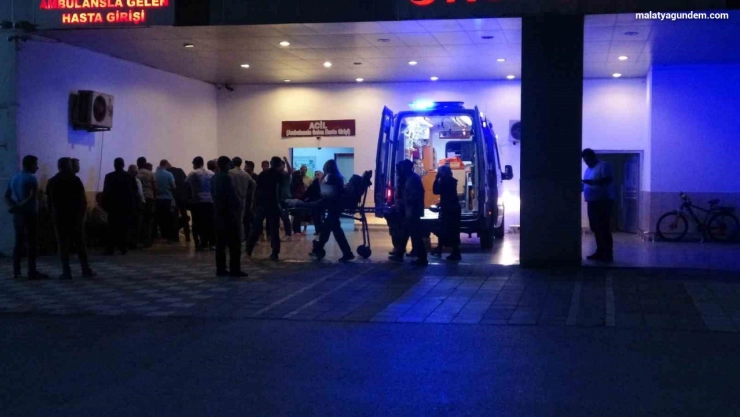 Annesini ve kardeşini bıçakla yaraladı