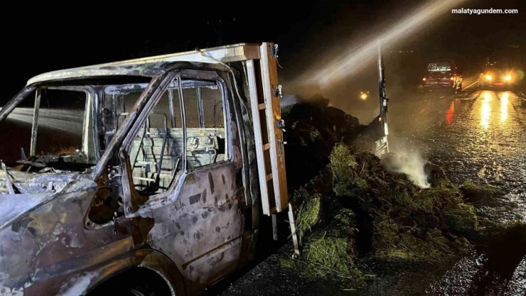 Arguvan'da yonca yüklü kamyonet alev alev yandı