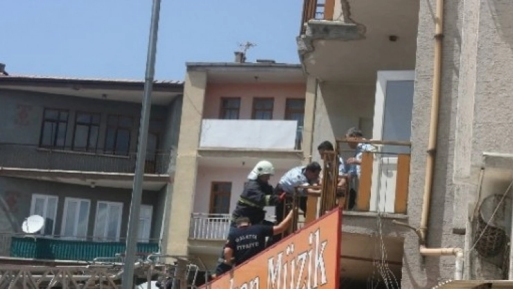 Alkolü Kaçırdı,  Balkondan Düştü