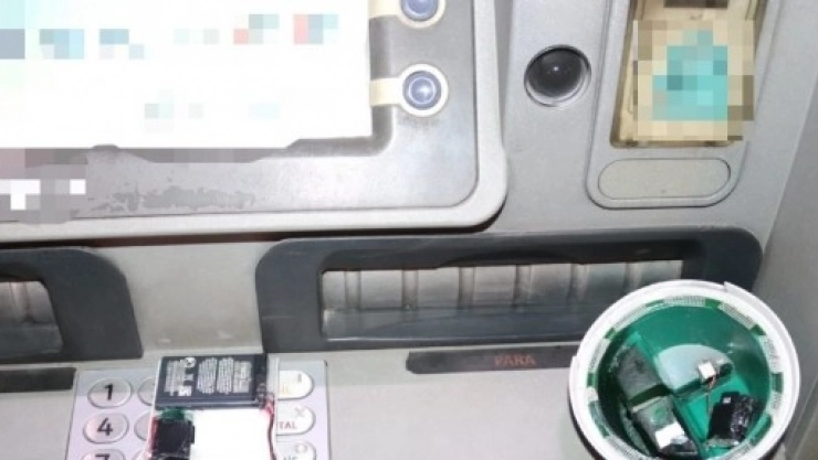 ATM'ye Düzenek Kurup Yakalandılar