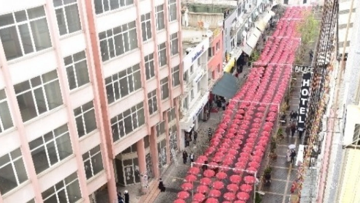 Ay Yıldızlı Şemsiyeler Baharla Birlikte Yeniden Açıldı