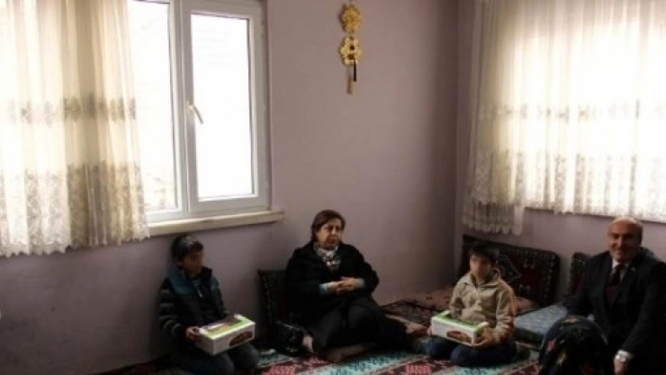 Ayşe Kamçı, İhtiyaç Sahibi Aileleri Ziyaret Etti