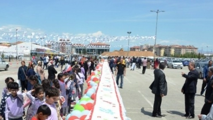 Aliyev İçin 93 Metre Uzunluğunda Yaş Pasta Kesildi