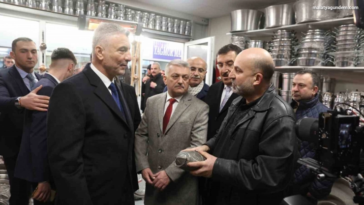 Bakan Bolat, Malatya'da geçici işyerlerindeki esnafları ziyaret etti