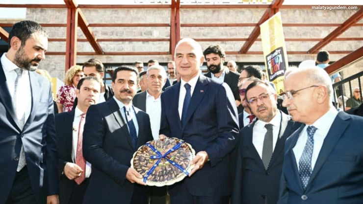 Bakan Ersoy, Battalgazi'nin seramik eserlerini inceledi