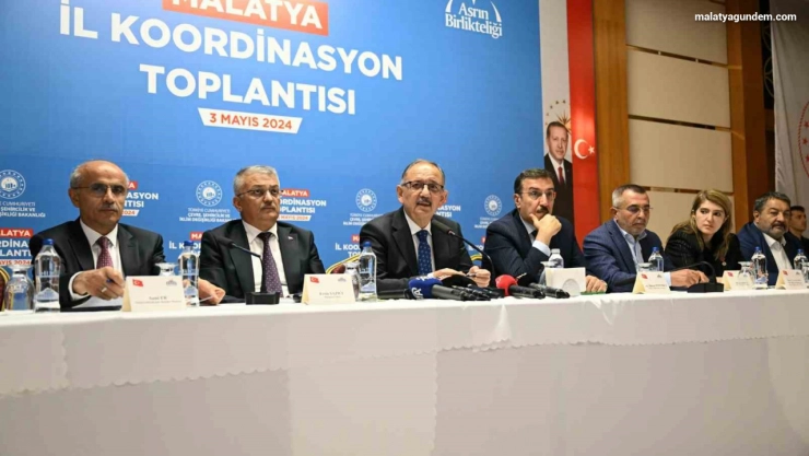 Bakan Özhaseki: 'Öyle sağlam evler yapacağız ki huzurla evimizde oturalım, bu acıları daha yaşamayalım'