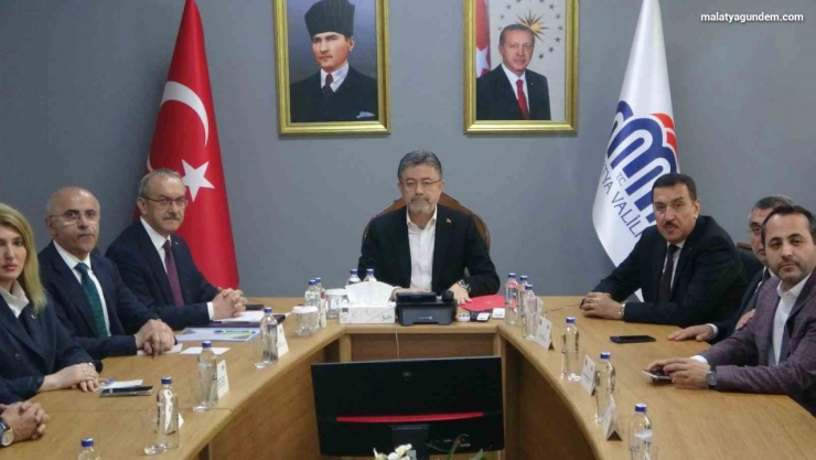 Bakan Yumaklı, zirai donun vurduğu Malatya'da incelemelerde bulundu