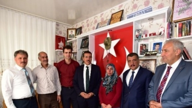 Bakan Tüfenkci, Şehit Ailelerini Ziyaret Etti