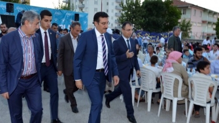 Bakan Tüfenkci, Suriyelilerle birlikte iftarını açtı