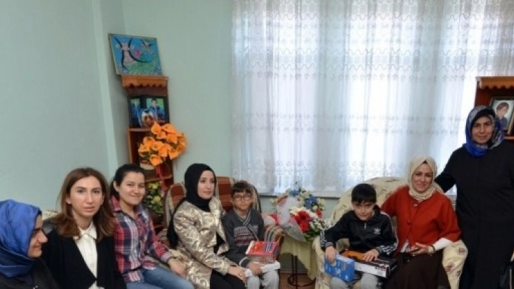 Esra Tüfenkci Öksüz İkiz Kardeşlerin Yüzünü Güldürdü