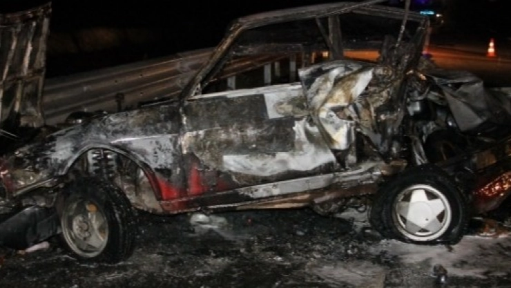 Bariyerlere Çarpan Otomobil Alev Aldı