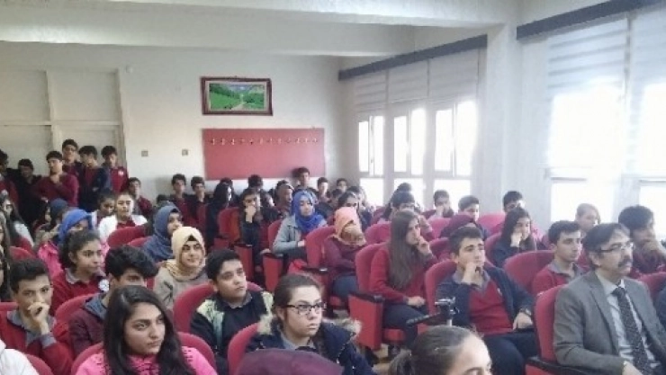Han İnsan Hakları Konulu Konferans Verdi