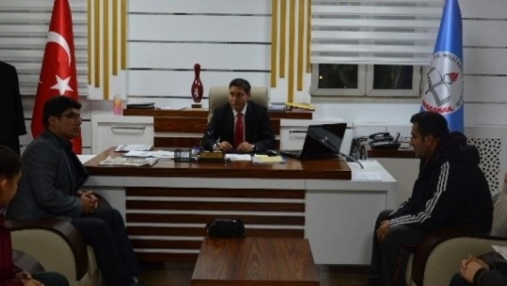Başarılı Öğrenciler İl Milli Eğitim Müdürü Ali Tatlı'yı Ziyaret Etti.