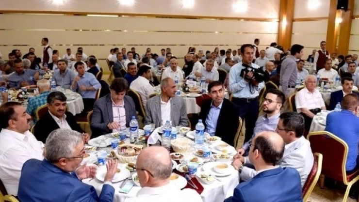 Başkan Çakır, Belediye Yöneticileriyle İftarda Bir Araya Geldi