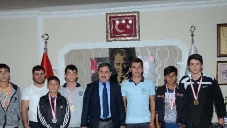 Eser, Başarılı Güreşçileri Ödüllendirdi