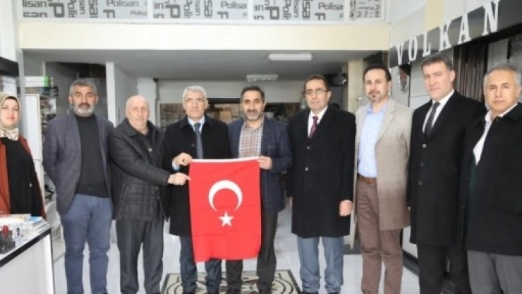 Başkan Güder, Esnaflara Türk Bayrağı Dağıttı