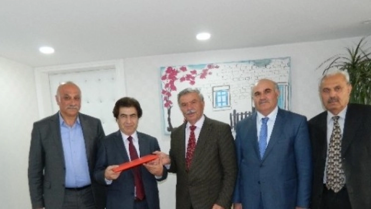 Küçük, Cemevi Yapımı İçin Kolları Sıvadı