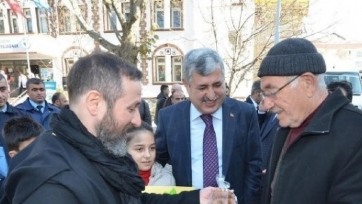 Polat Ve Sanatçı Öge, Kandil Simidi Dağıttı