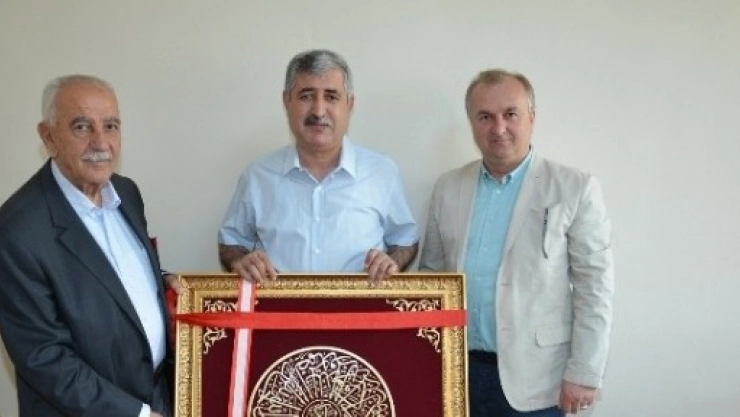 Başkan Polat'a Anlamlı Hediye