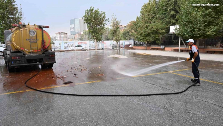 Battalgazi'de okul bahçeleri temizlendi