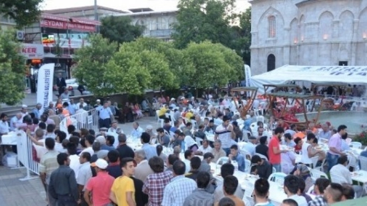 Battalgazi Belediyesi İftar Çadırı Yoğun İlgi Görüyor