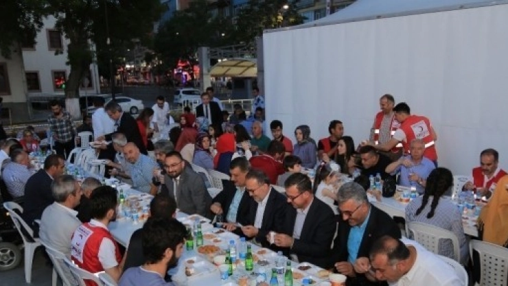Battalgazi Belediyesi 2 Bin 500 Kişiye İftar Verdi