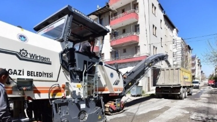 Battalgazi'de Sıcak Asfalt Çalışmaları Devam Ediyor